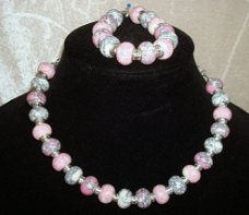 Ketting en armband van grote kralen roze-grijs natuursteen