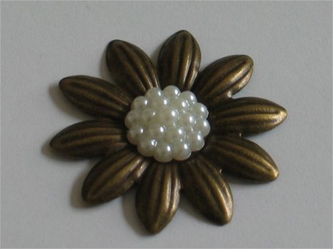 10 beige resin flower, 14 mm - 3