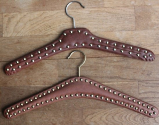Vintage kledinghangers met studs - bruin - nr. 1