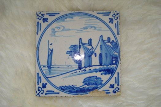 oud blauw /wit tegeltje 13x12,8 huisjes/boot beschadigd Zie foto Zonder merk Bieden exclusief verze - 1