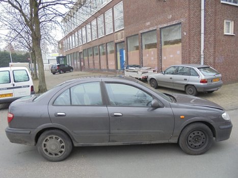 Nissan Almera II 2.2 DI Sedan 2002 Onderdelen en Plaatwerk - 2