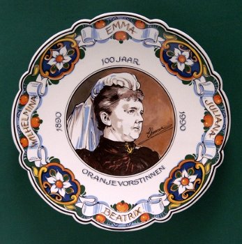 Bord 100 jaar Oranjevorstinnen 1890-1990 Emma-Wilhelmina-Juliana-Beatrix - 1