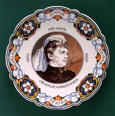 Bord 100 jaar Oranjevorstinnen 1890-1990 Emma-Wilhelmina-Juliana-Beatrix