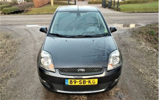 Ford Fiesta - 1.6-16V Futura - 1