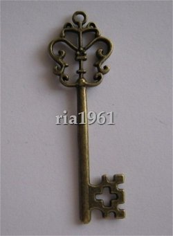 bedeltje/charm sleutel : sleutel 25 brons - 59x18 mm (nog 14)
