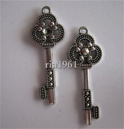 bedeltje/charm sleutel : sleutel 32 - 42x15 mm (nog 6 st.)