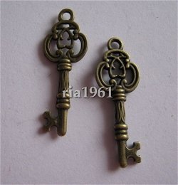 bedeltje/charm sleutel : sleutel 36 brons - 27x9 mm ( nog 3 st.)