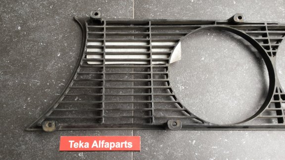 Alfa Romeo Berlina 2000 Grill 105.12.59.450.00 Rechts Used - 4