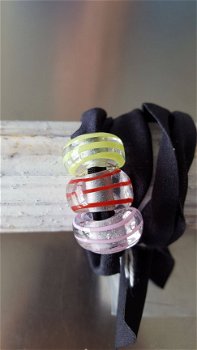 3 handgemaakte roze rood geel glas beads aan wikkelarmband. - 2