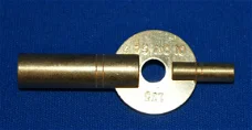 Dubbele Carriage klok sleutel / opwindsleutel. Opwindvierkant 6 mm. wijzerverzet vierkant 1,75 mm