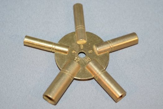 Dubbele Carriage klok sleutel / opwindsleutel. Opwindvierkant 6 mm. wijzerverzet vierkant 1,75 mm - 4