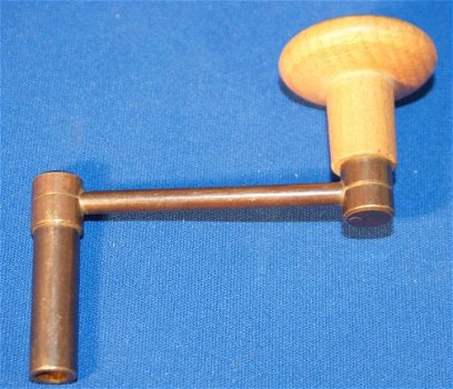 Dubbele Carriage klok sleutel / opwindsleutel. Opwindvierkant 6 mm. wijzerverzet vierkant 1,75 mm - 5