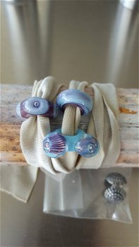 3 handgemaakte glaskralen blauw paars lila aan rekarmband. - 2