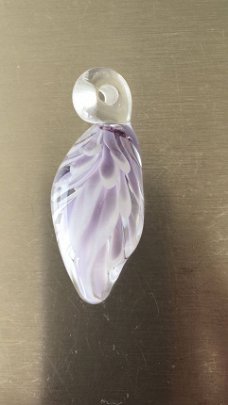 Handgemaakte glashanger met paarse bloem NIEUW.