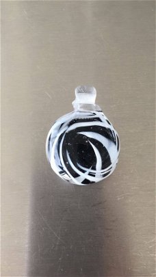 Handgemaakte glashanger met zwart en witte sprieten NIEUW.