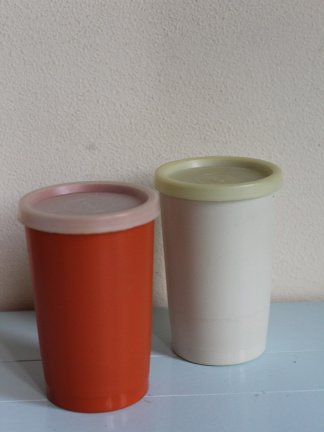 Twee Tupperware bekers met deksels - nr. 1