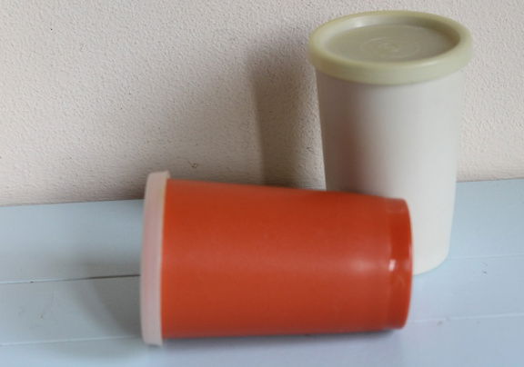 Twee Tupperware bekers met deksels - Afbeelding 2