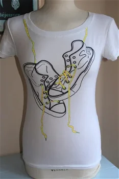 Tshirt met sneakers - maat M - 1