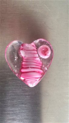 Handgemaakt hart van glas roze met rondje NIEUW.