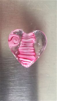 Handgemaakt hart van glas roze met rondje NIEUW. - 2