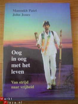 Oog in oog met leven door Mansukh Patel en John Jones - 1