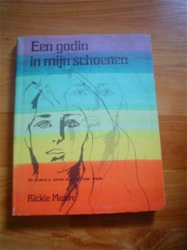 Een godin in mijn schoenen door Rickie Moore - 1