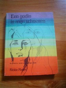 Een godin in mijn schoenen door Rickie Moore