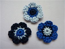 ** Setje van 3 blauwe gehaakte bloemetjes