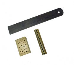 === 2 Kleine aambeeldjes met centimeter = oud === 34165