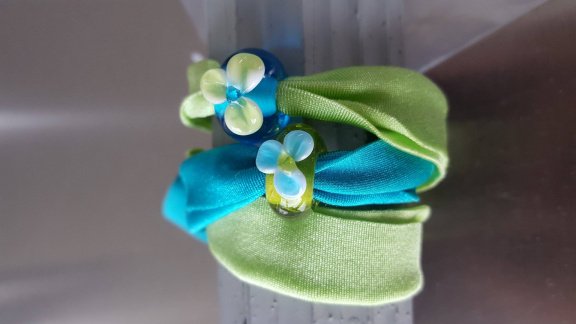 2 handgemaakte glaskralen groen blauw bloem rekarmband NIEUW - 1