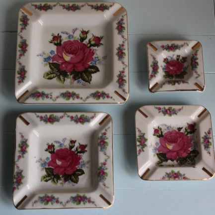 4 vintage asbakjes met rozendesign - nr. 1