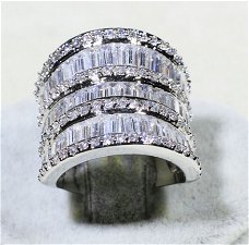 Zware ring mt 18  sterling zilver, bomvol zuivere kristalstenen die lijken op diamanten