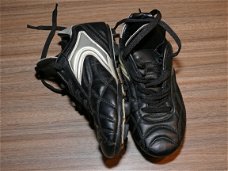 Voetbalschoenen maat 34 zwart met zilvergrijs