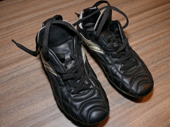 Voetbalschoenen maat 34 zwart met zilvergrijs - Afbeelding 2
