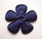 Grote effen satijnen bloem ~ 6,5 cm ~ Marine blauw - 1 - Thumbnail