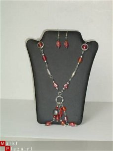 rode ketting met oorbellen