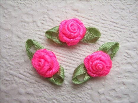 Mooi satijnen roosje met blad ~ 10 mm ~ Neon roze - 1