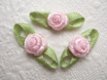 Mooi satijnen roosje met blad ~ 10 mm ~ Pastel roze - 1 - Thumbnail