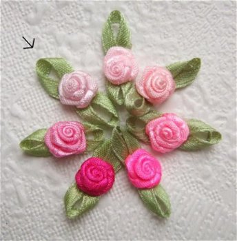 Mooi satijnen roosje met blad ~ 10 mm ~ Pastel roze - 2