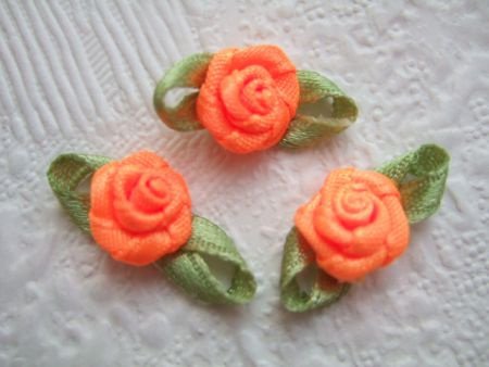 Mooi satijnen roosje met blad ~ 10 mm ~ Licht oranje - 1
