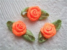 Mooi satijnen roosje met blad ~ 10 mm ~ Licht oranje