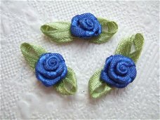 Mooi satijnen roosje met blad ~ 10 mm ~ Konings blauw