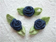 Mooi satijnen roosje met blad ~ 10 mm ~ Marine blauw