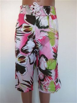 Driekwart surfshort in wit/roze print in mt 122/128 (3751) - 1