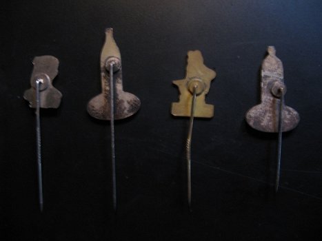 Vier oude metalen speldjes van Pep, O.B.Bommel 2 x Siebrand...jaren '60 - 2