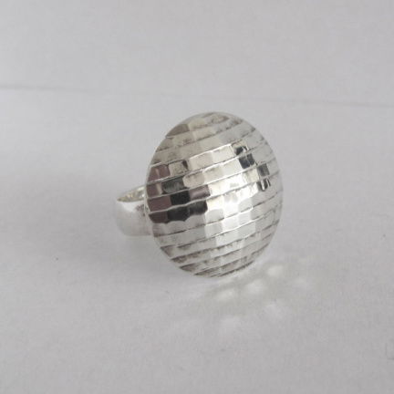 NIEUW! Zilveren RING facet bewerkt, in 2 ringmaten verkrijgbaar INCLUSIEF VERENDEN. - Afbeelding 2