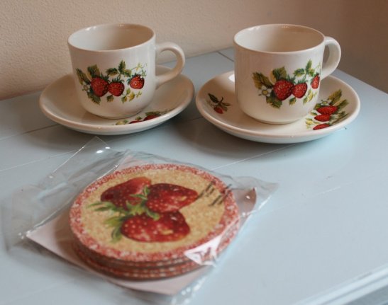 2 kopjes met schoteltjes en onderzetters aardbei design - nr. 1