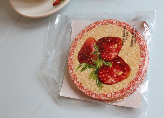 2 kopjes met schoteltjes en onderzetters aardbei design - Afbeelding 2