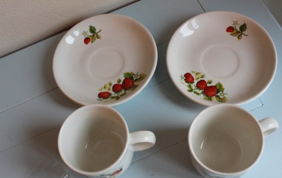 2 kopjes met schoteltjes en onderzetters aardbei design - Afbeelding 3