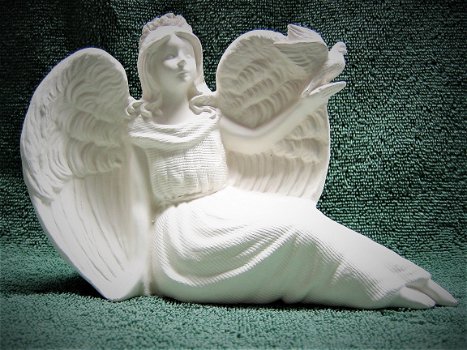 Vredes-engel met duif van wit keramiek biscuit - 1